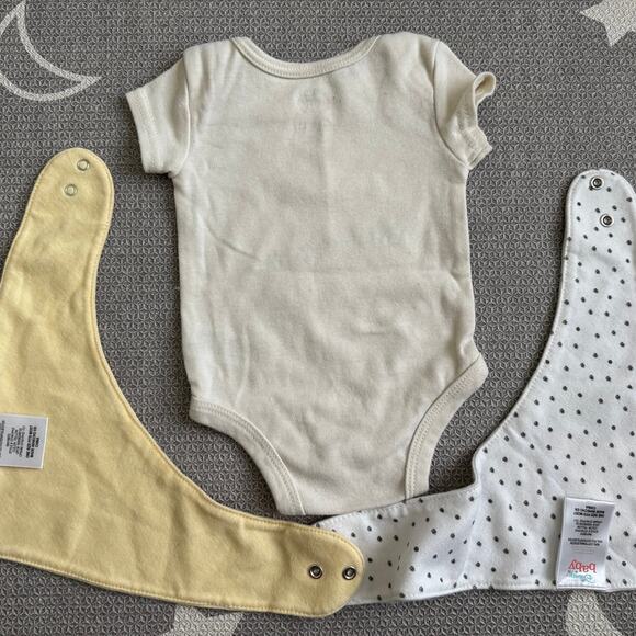 Disney Baby Pooh Bear Bodysuit & Two (2) Bibs - Picture 2 of 5